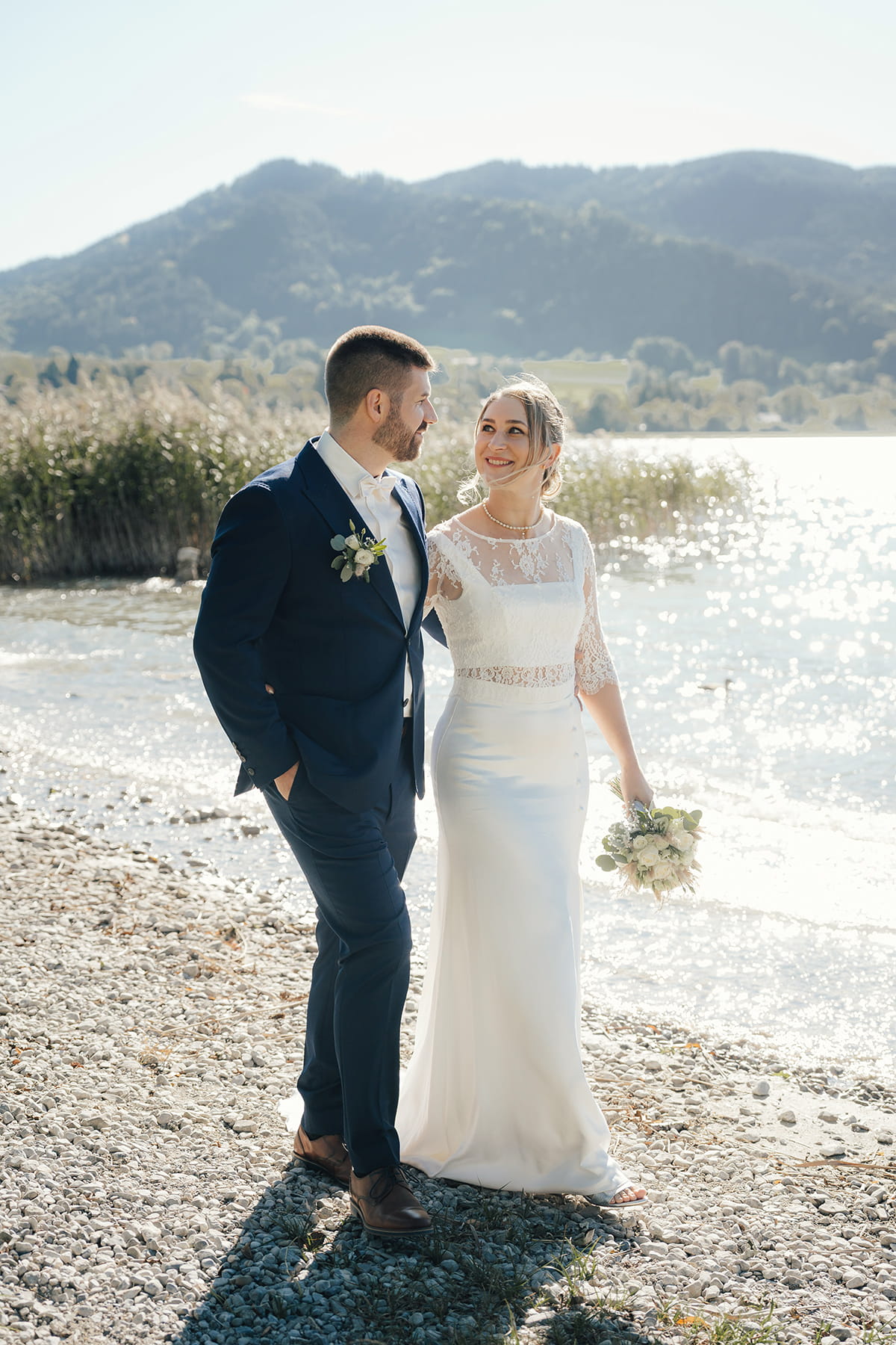 Hochzeitsfotograf Tegernsee, Rathaus Tegernsee, Hochzeit Tegernsee, Standesamt Tegernsee, Fröhlich, Lachen, Braut, Trauung Tegernsee, Brautstrauß, Blumenstrauß, Brautkleid, Bräutigam, Umarmung, Brautpaarshooting, Spazieren gehen, See