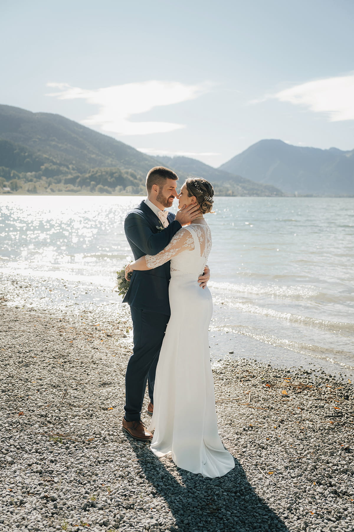 Hochzeitsfotograf Tegernsee, Rathaus Tegernsee, Hochzeit Tegernsee, Standesamt Tegernsee, Portrait, Fröhlich, Lachen, Braut, Trauung Tegernsee, Brautstrauß, Blumenstrauß, Brautkleid, Bräutigam, Umarmung, Brautpaarshooting, Berg Panorama, Bergblick