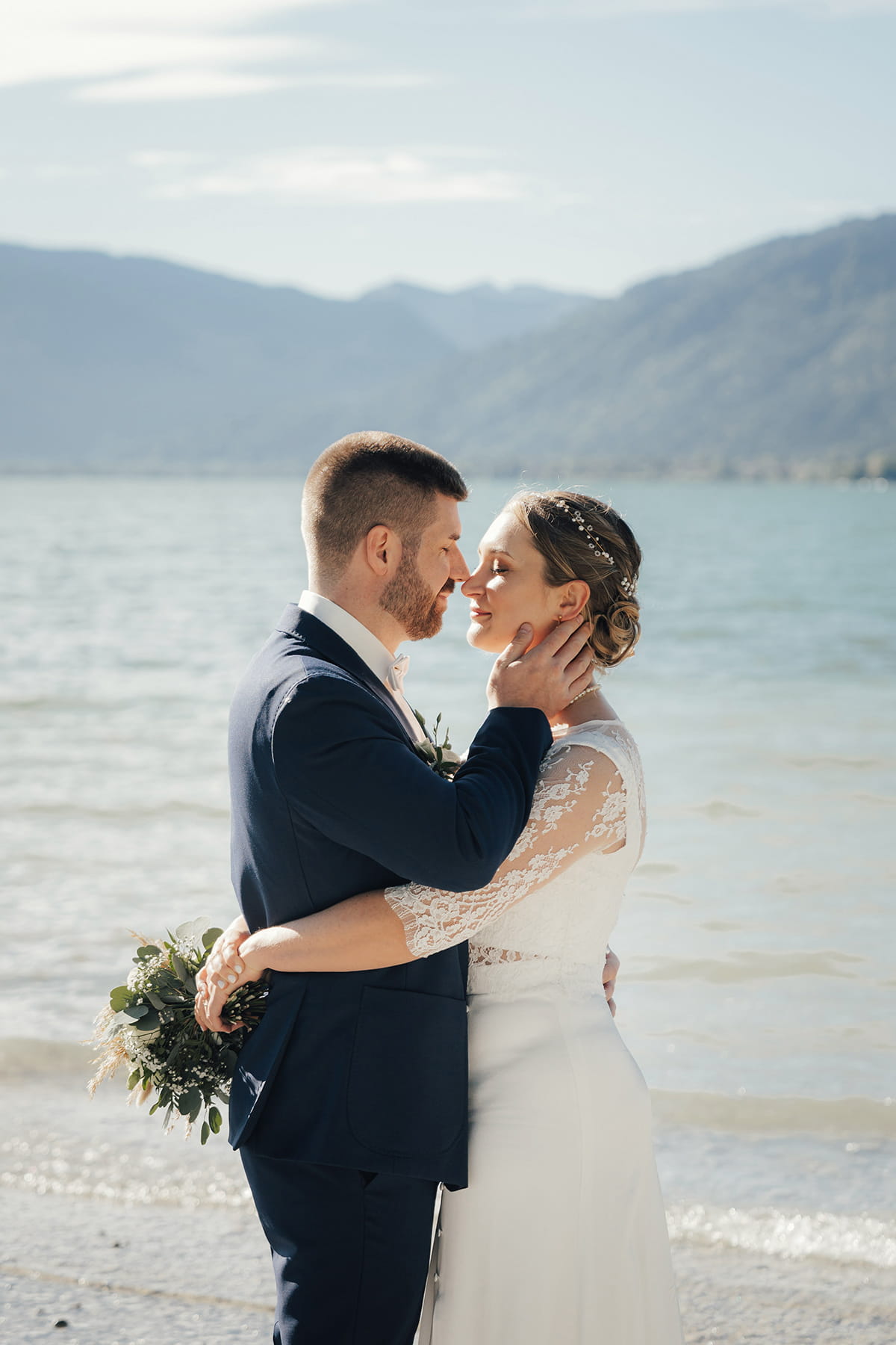Hochzeitsfotograf Tegernsee, Rathaus Tegernsee, Hochzeit Tegernsee, Standesamt Tegernsee, Portrait, Fröhlich, Lachen, Braut, Trauung Tegernsee, Brautstrauß, Blumenstrauß, Brautkleid, Bräutigam, Umarmung, Brautpaarshooting, Bergblick, Berg Panorama
