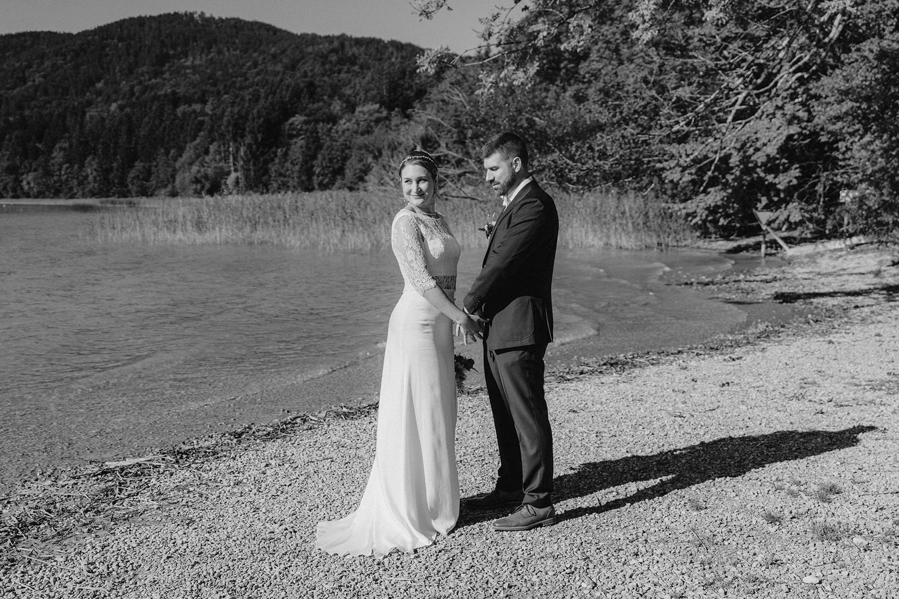 Hochzeitsfotograf Tegernsee, Rathaus Tegernsee, Hochzeit Tegernsee, Standesamt Tegernsee, Portrait, Fröhlich, Lachen, Braut, Trauung Tegernsee, Brautstrauß, Blumenstrauß, Brautkleid, Bräutigam, Hand in Hand, Brautpaarshooting