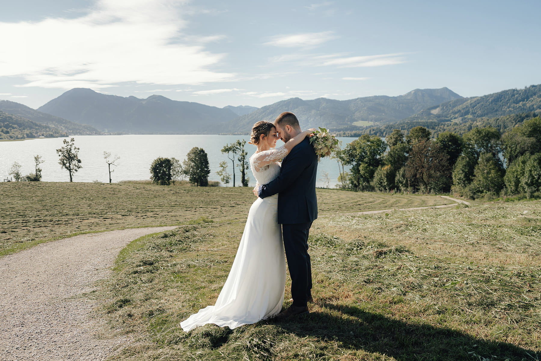 Hochzeitsfotograf Tegernsee, Rathaus Tegernsee, Hochzeit Tegernsee, Standesamt Tegernsee, Portrait, Fröhlich, Lachen, Braut, Trauung Tegernsee, Brautstrauß, Blumenstrauß, Brautkleid, Bräutigam, Umarmung, Brautpaarshooting, Gut Kaltenbrunn, Bergblick, Berg Panorma, Ausblick